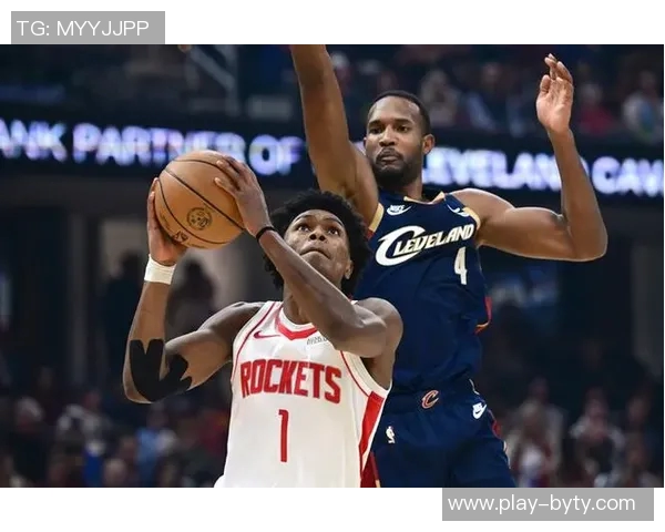 亨特分析莫布里与亚当斯的进攻风格差异及其对球队的影响